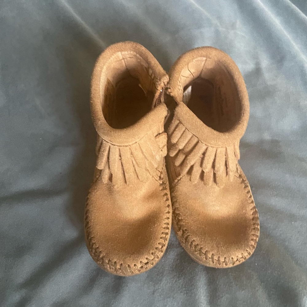 (SOLD‼️) Toddler Minnetonka Moccasins Tan